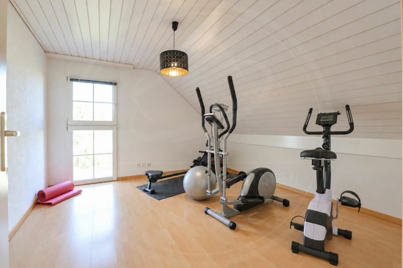 Freistehendes 5½-Zimmer-Einfamilienhaus mit Garten und 2 Tiefgaragenparkplätzen (7)