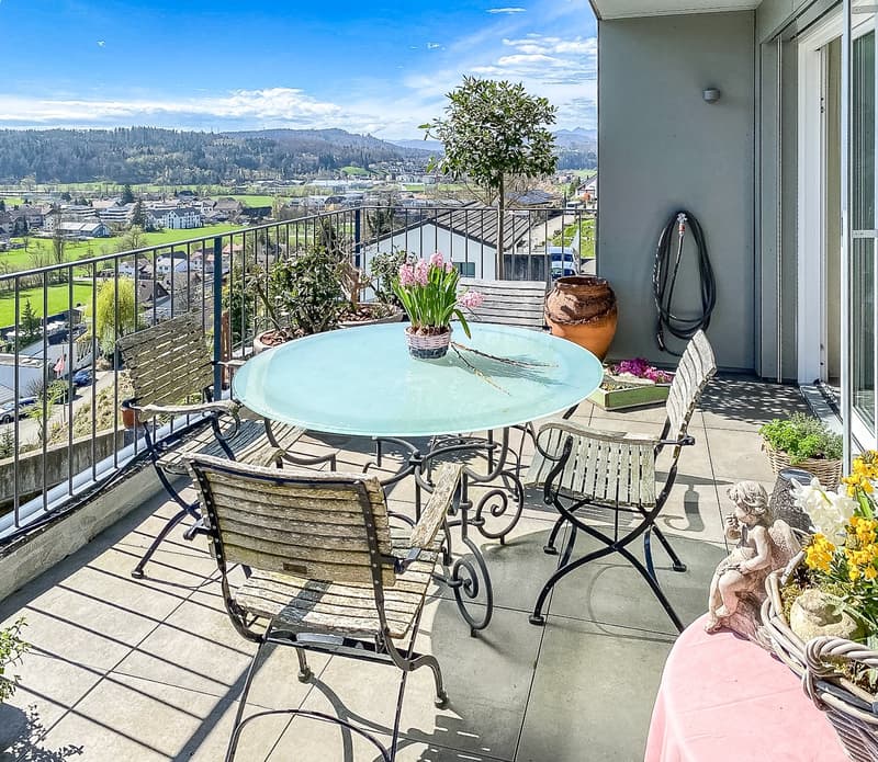 Dreamy 4.5-room apartment with a wonderful view and many parking spaces (9)