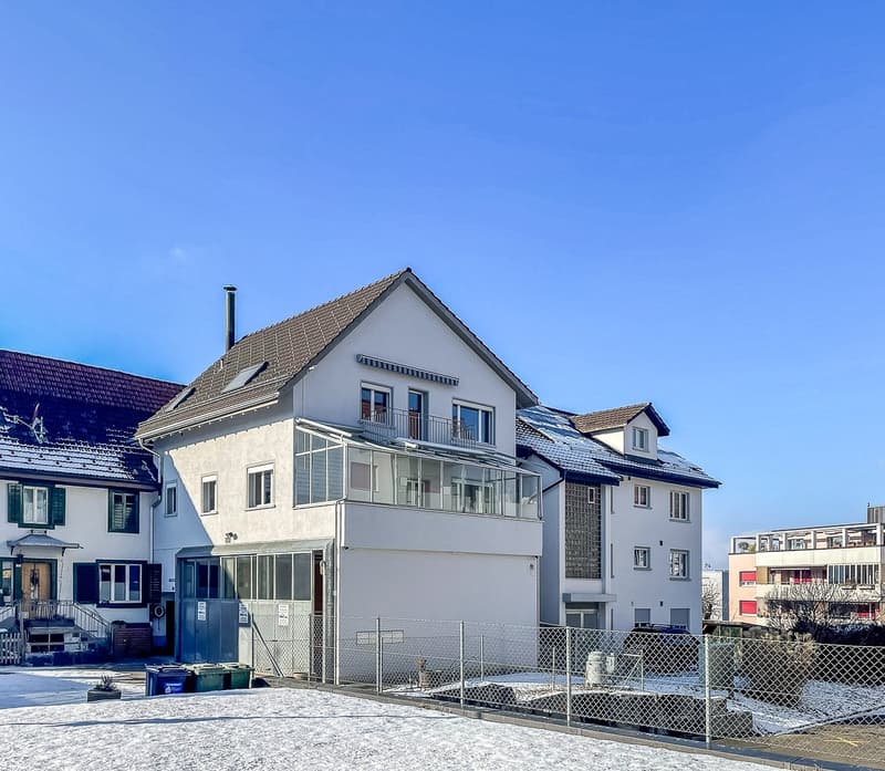 Erstbezug nach Sanierung: angebautes Einfamilienhaus mit 6.5 Zimmern und grosser Garage (3)