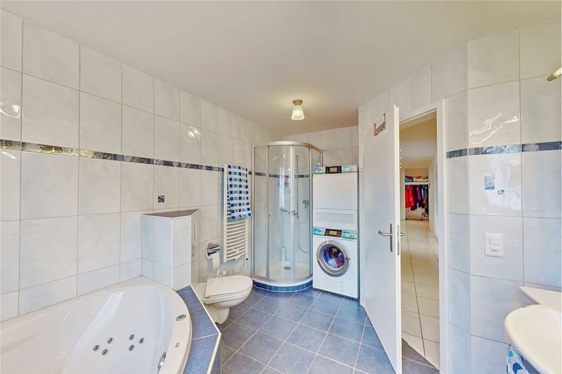 5.5-room apartment, elevator, underground parking space included, lake view, glazed balcony, large kitchen (3)