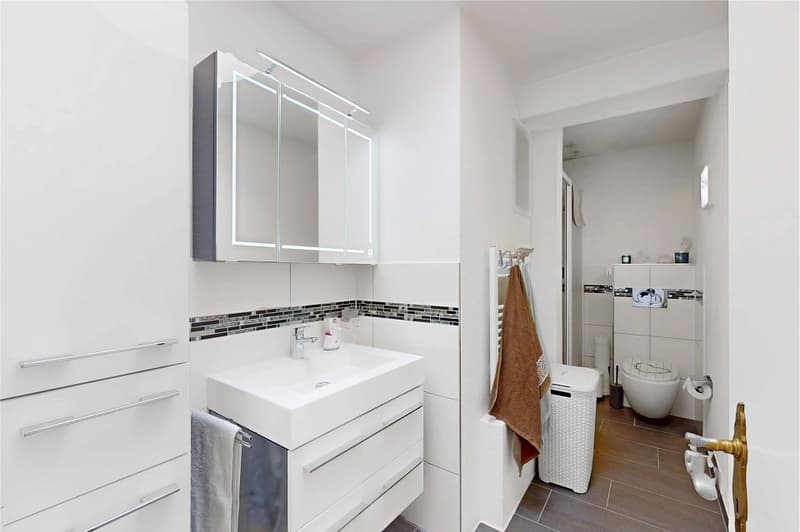 Penthouse in attico nel centro - caminetto, 2 posti auto inclusi, nuova stufa a pellet (7)