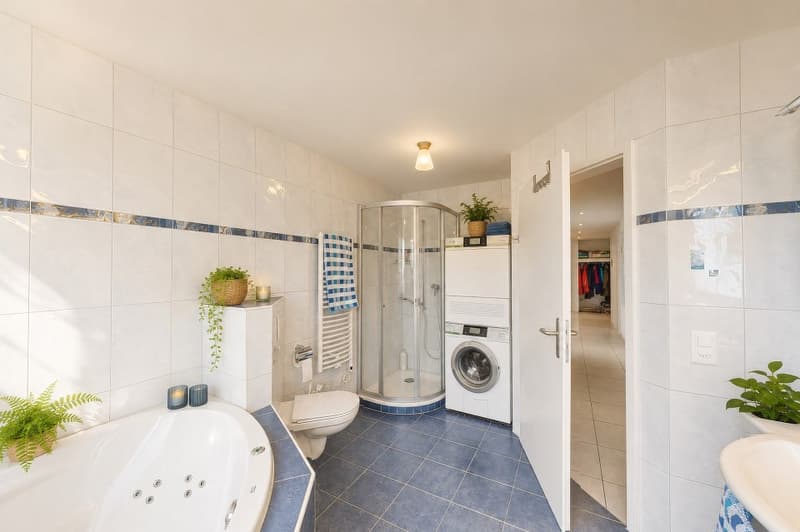 5½ Zi-Wohnung, Lift, Tiefgaragenplatz inklusive, Seesicht, verglaster Balkon, grosse Küche (6)