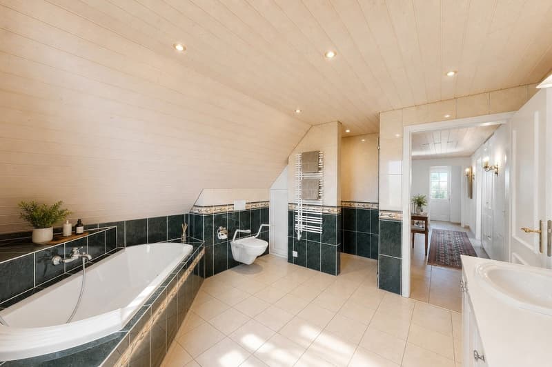 6.5++ Zi-Landhaus, WF 210 m², terrassierte Gartenanlage, Pool, Pergola, 760 m² GF, Panoramaweitsicht (9)