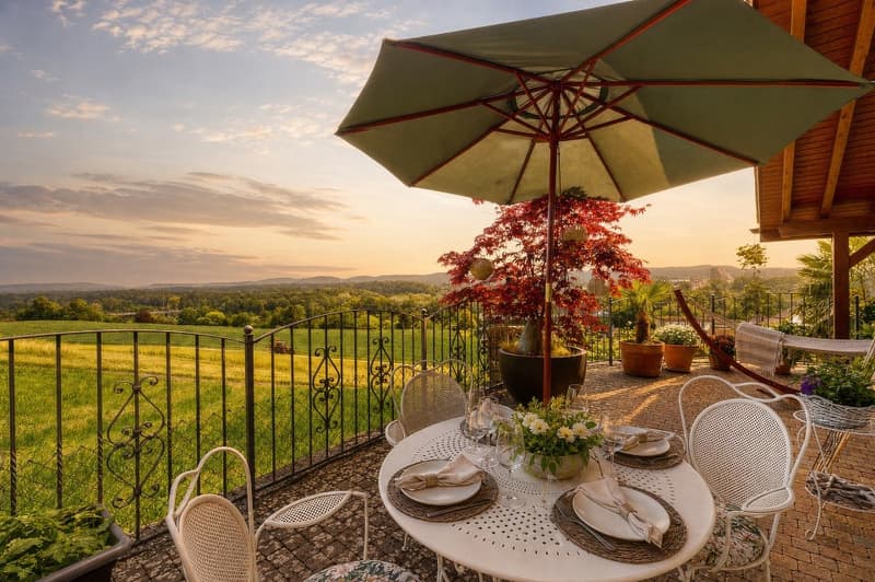 6.5++ Zi-Landhaus, WF 210 m², terrassierte Gartenanlage, Pool, Pergola, 760 m² GF, Panoramaweitsicht (3)