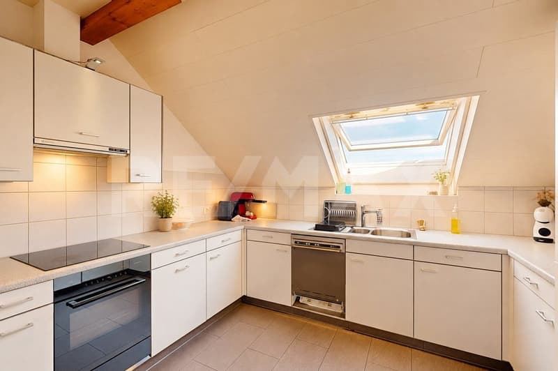 Charmante 3.5-Zimmer-Dachwohnung mit Cheminée und Balkon in Kölliken (4)