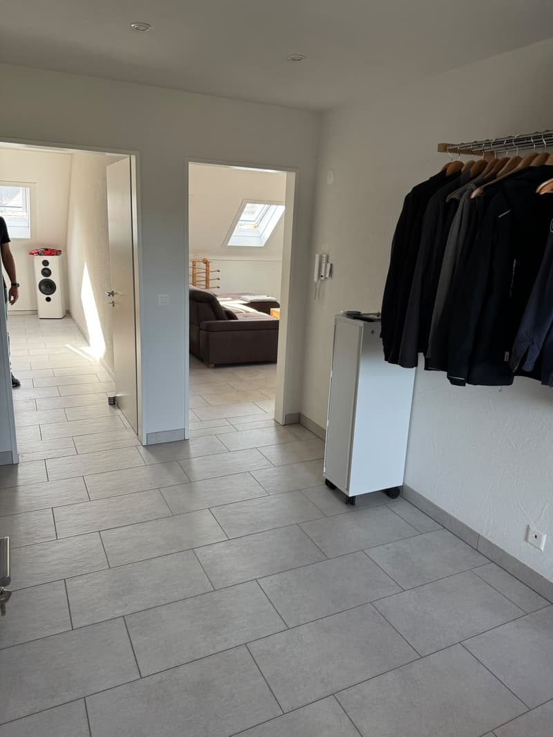 VIEL PLATZ IN IHREM NEUEN ZUHAUSE - Grosszügige 3.5-Zimmer-Dachwohnung zu vermieten. (4)