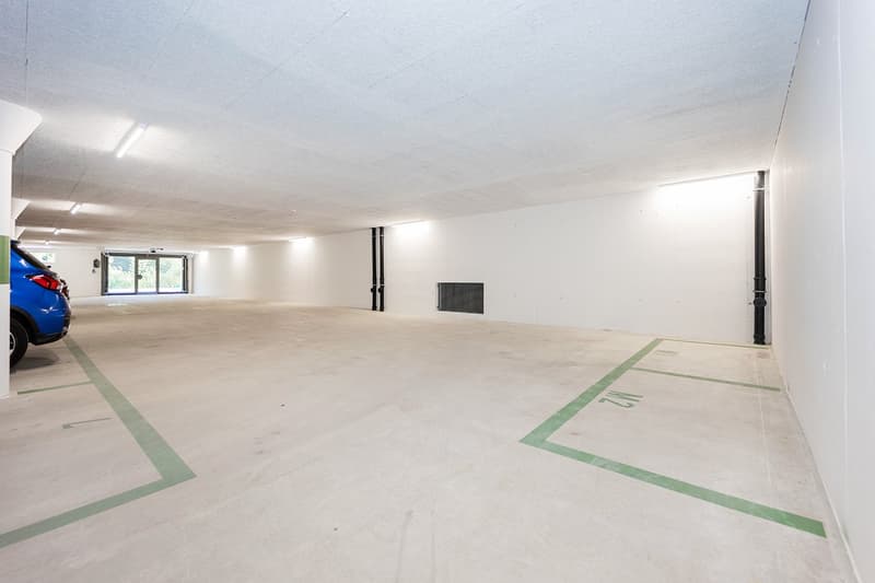 Attraktive, geschützte Motorradparkplätze in neuer Tiefgarage zu verkaufen (2)