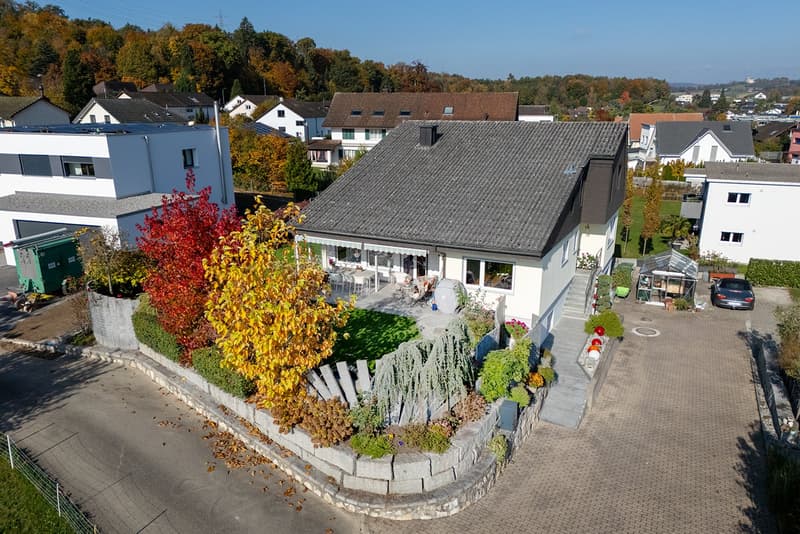 Attraktives Einfamilienhaus mit Hobbyraum und gepflegtem Garten (1)