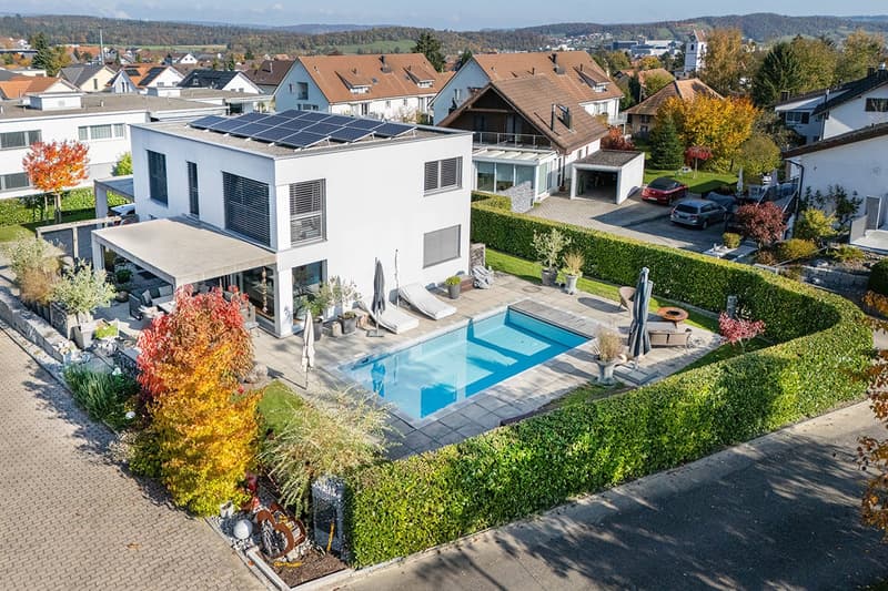 Exklusives Einfamilienhaus mit grossem Grundstück und Schwimmbad (1)