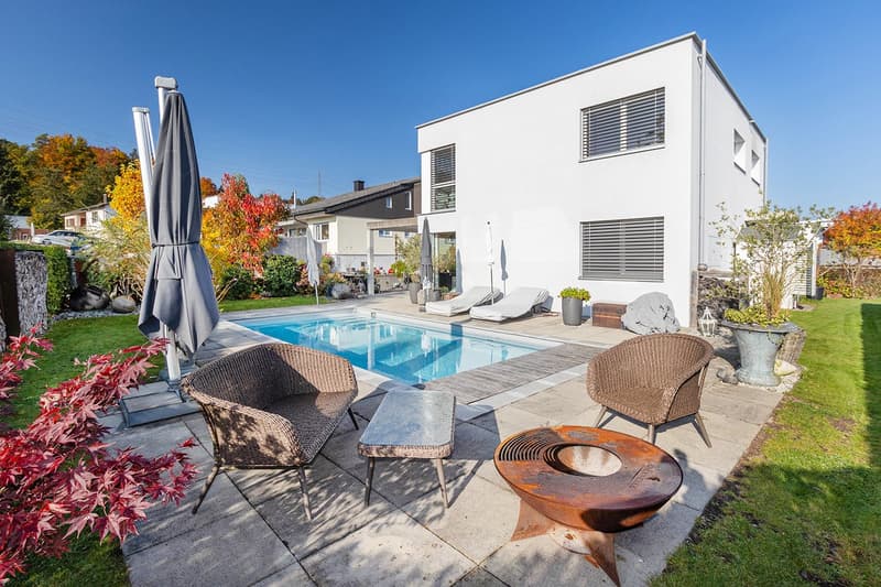 Exklusives Einfamilienhaus mit grossem Grundstück und Schwimmbad (4)