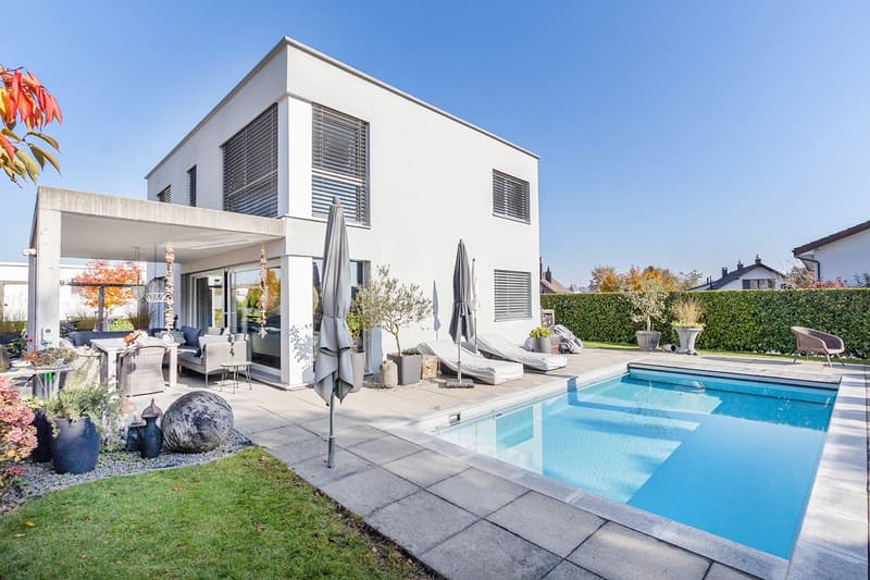 Exklusives Einfamilienhaus mit grossem Grundstück und Schwimmbad (5)