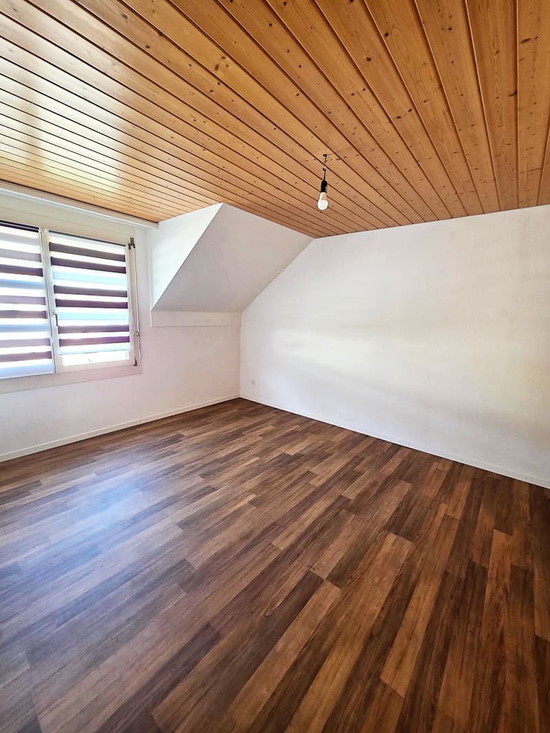 empty room, wooden floor, white walls, wooden ceiling, window with blinds