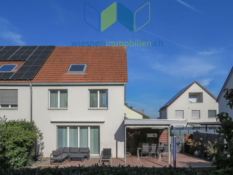 Doppel - Einfamilienhaus mit sehr viel Platz (1)