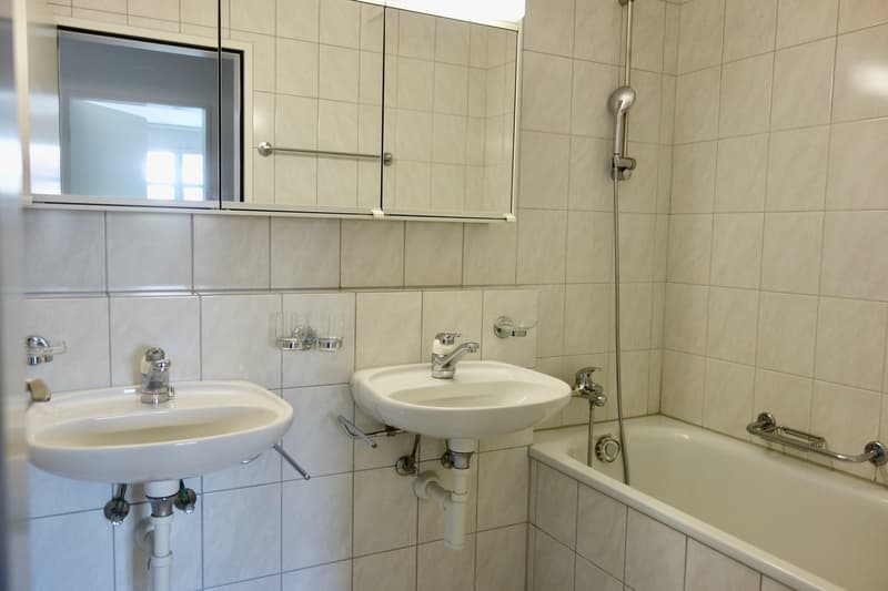 Badezimmer mit Badewanne/WC