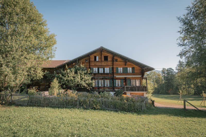 Ländliches 9.5-Zimmer Einfamilienhaus in mitten der Natur, Grund bei Gstaad (1)