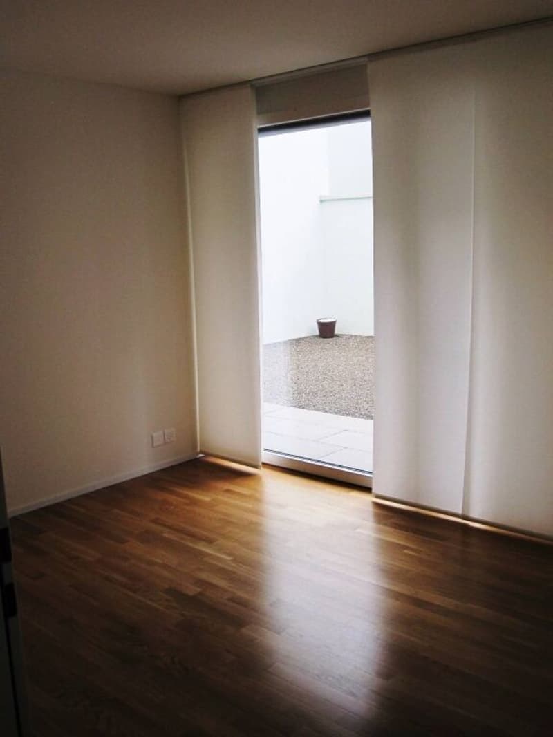 Modern 3.5-room apartment with private courtyard, underground parking included and top equipment in Zelgweg (5)
