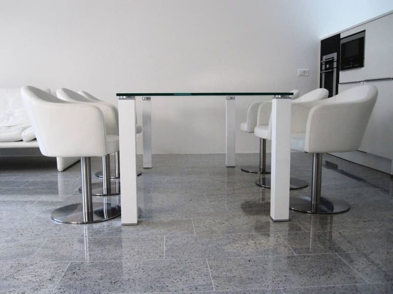 Modern 3.5-room apartment with private courtyard, underground parking included and top equipment in Zelgweg (2)