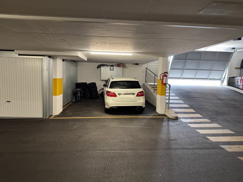 Grosser Parkplatz in Tiefgarage (Übergrösse) (1)
