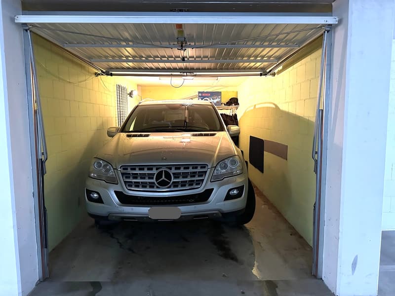 Garagenbox(Abschliessbar) auch für grosse Autos geeignet (1)