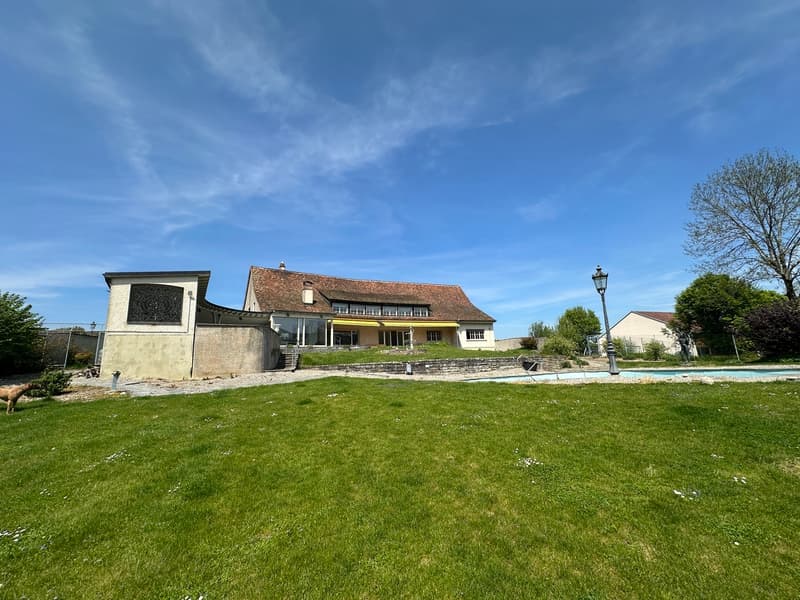 Wunderschöne Villa mit Pool auf über 4'000m2 Land (2)