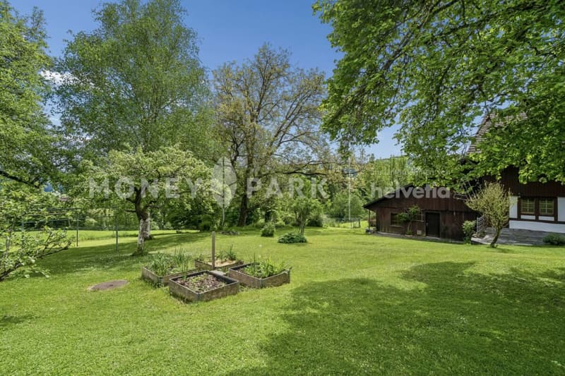 9.5-room country house with barns, spacious garden and great potential (5)