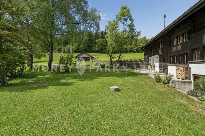 9.5-room country house with barns, spacious garden and great potential (4)