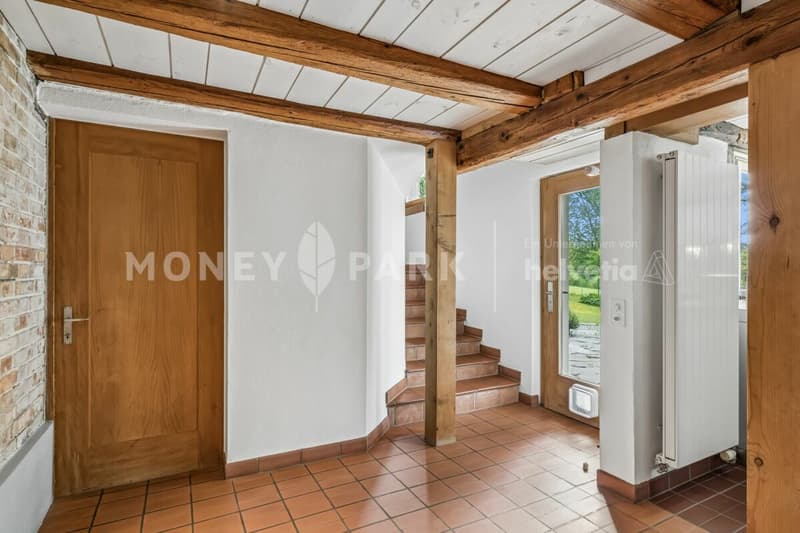 9.5-room country house with barns, spacious garden and great potential (9)