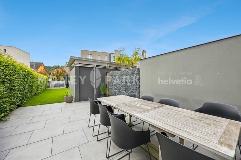Modernes Reihenhaus mit Atrium, Terrasse und Garten (10)