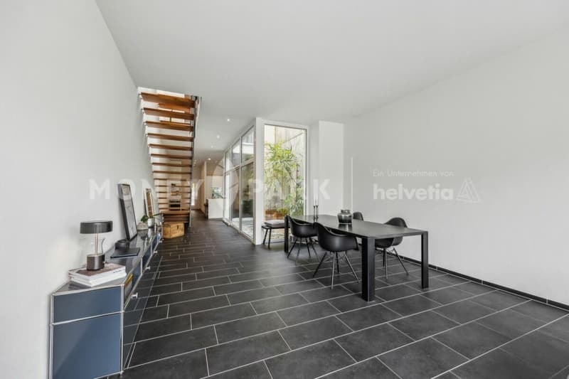 Modernes Reihenhaus mit Atrium, Terrasse und Garten (3)