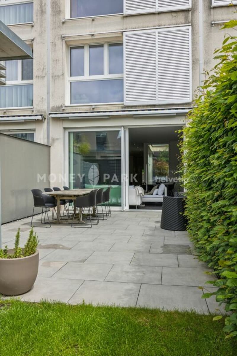 Modernes Reihenhaus mit Atrium, Terrasse und Garten (9)