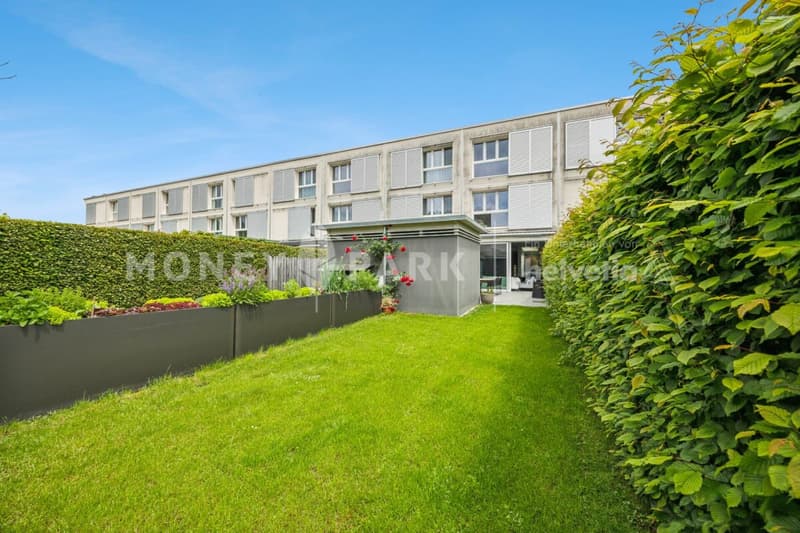 Modernes Reihenhaus mit Atrium, Terrasse und Garten (11)