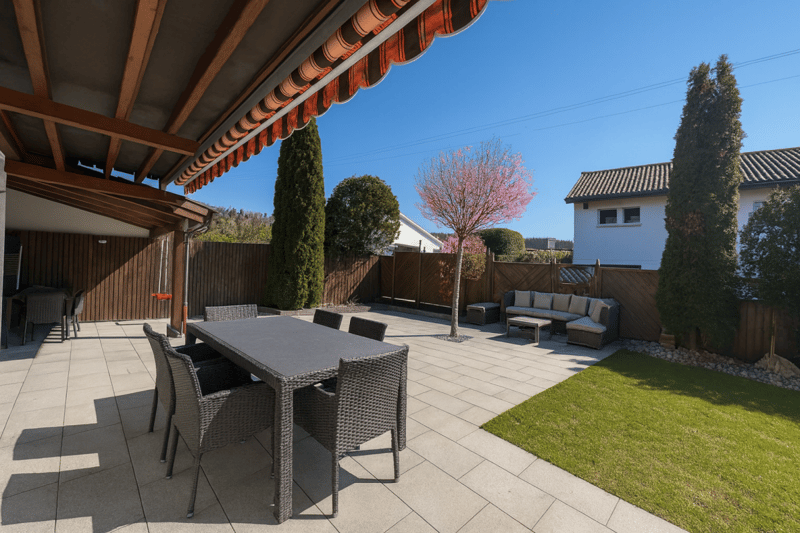 SPACIOUS AND DETACHED SINGLE-FAMILY HOUSE WITH POOL (2)