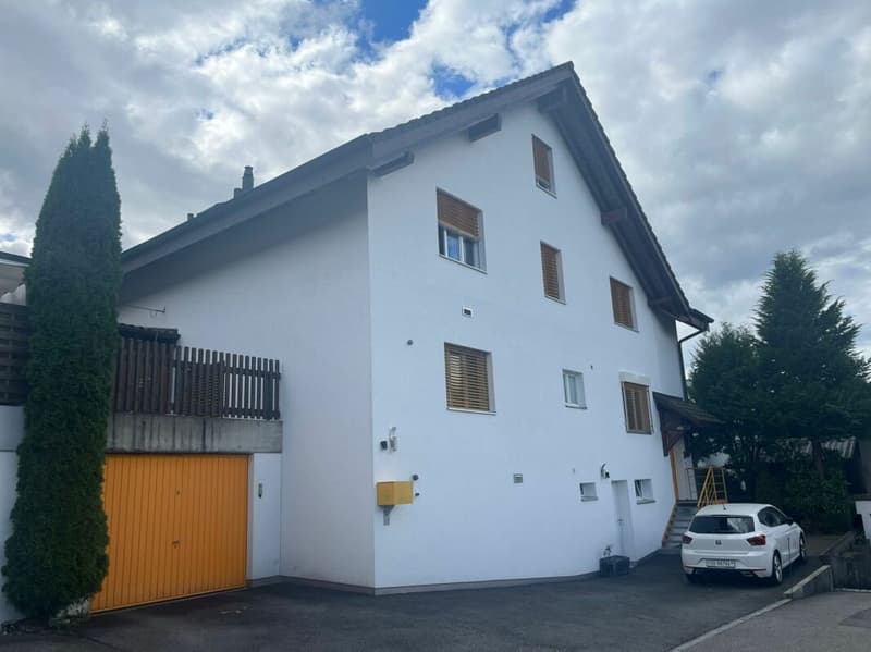 SPACIOUS AND DETACHED SINGLE-FAMILY HOUSE WITH POOL (14)