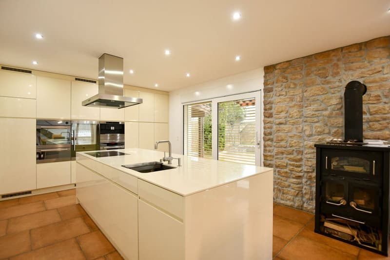 SPACIOUS AND DETACHED SINGLE-FAMILY HOUSE WITH POOL (7)
