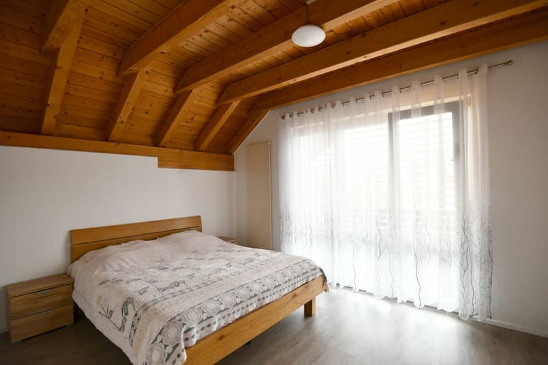 SPACIOUS AND DETACHED SINGLE-FAMILY HOUSE WITH POOL (10)