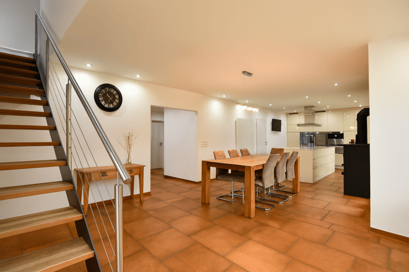 SPACIOUS AND DETACHED SINGLE-FAMILY HOUSE WITH POOL (8)