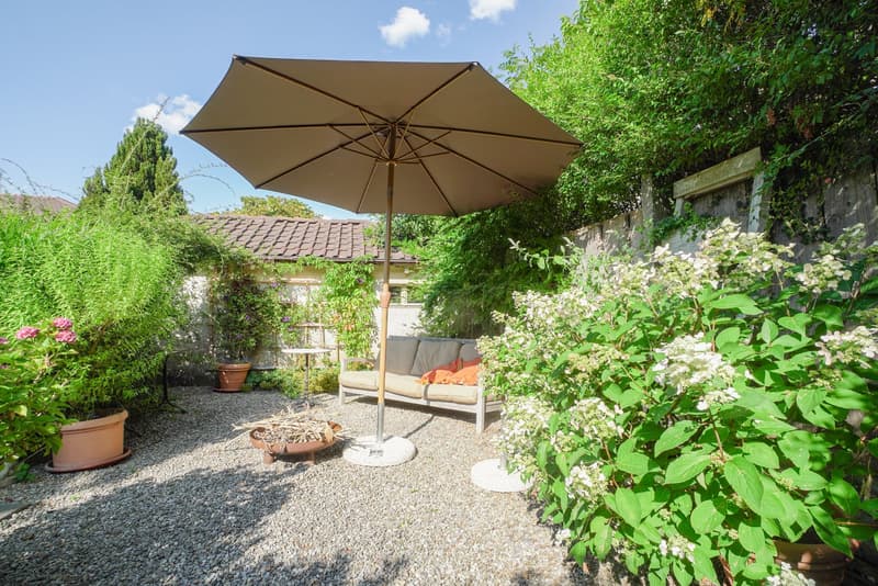 Grosszügiges Wohnen mit traumhaftem Garten im Spiegel! (2)