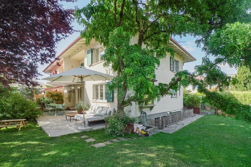 Grosszügiges Wohnen mit traumhaftem Garten im Spiegel! (1)
