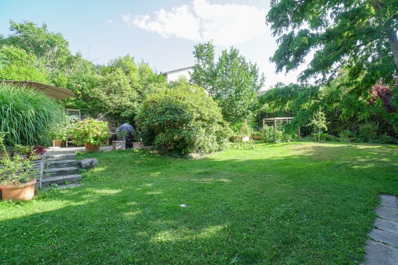 Grosszügiges Wohnen mit traumhaftem Garten im Spiegel! (21)