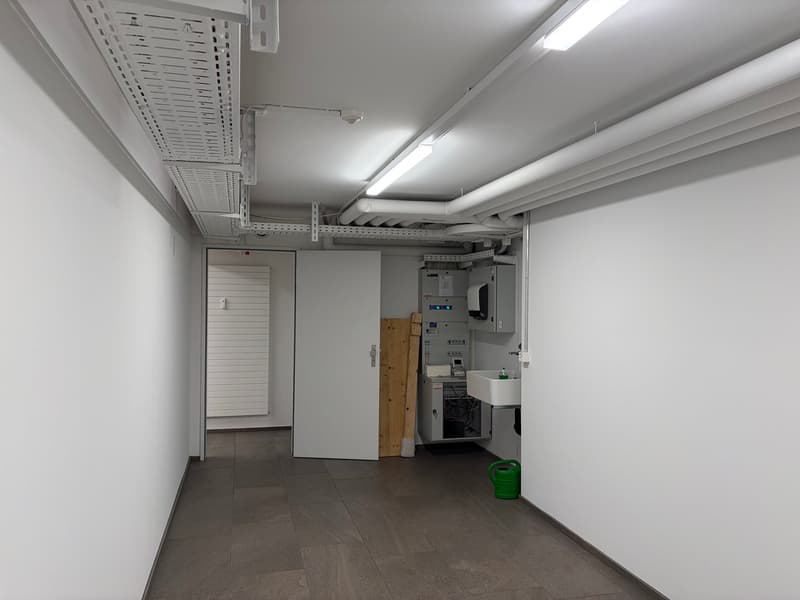 Attractive retail space in prime central location with generous window frontage (12)