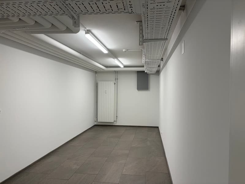 Attractive retail space in prime central location with generous window frontage (11)