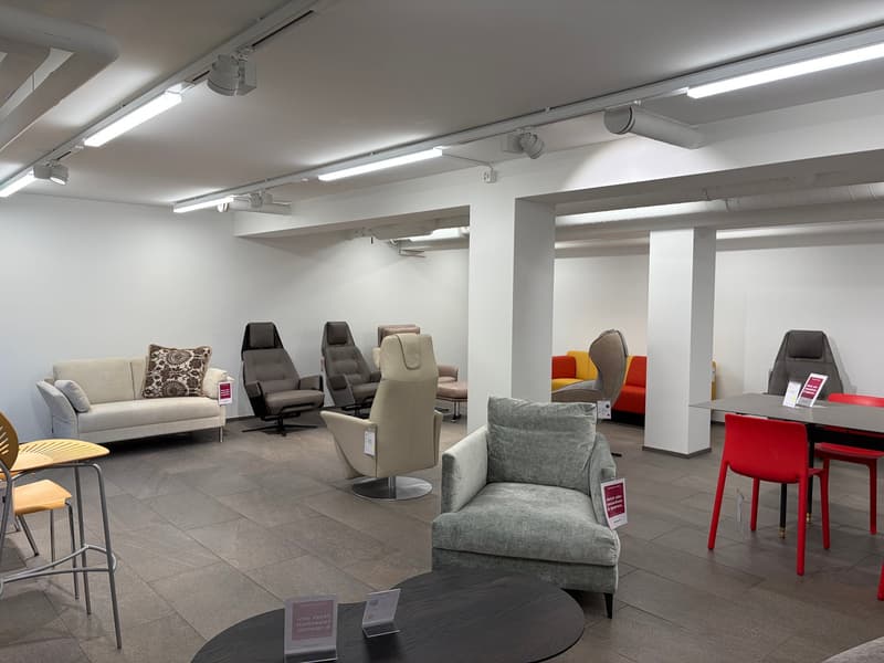 Attractive retail space in prime central location with generous window frontage (10)