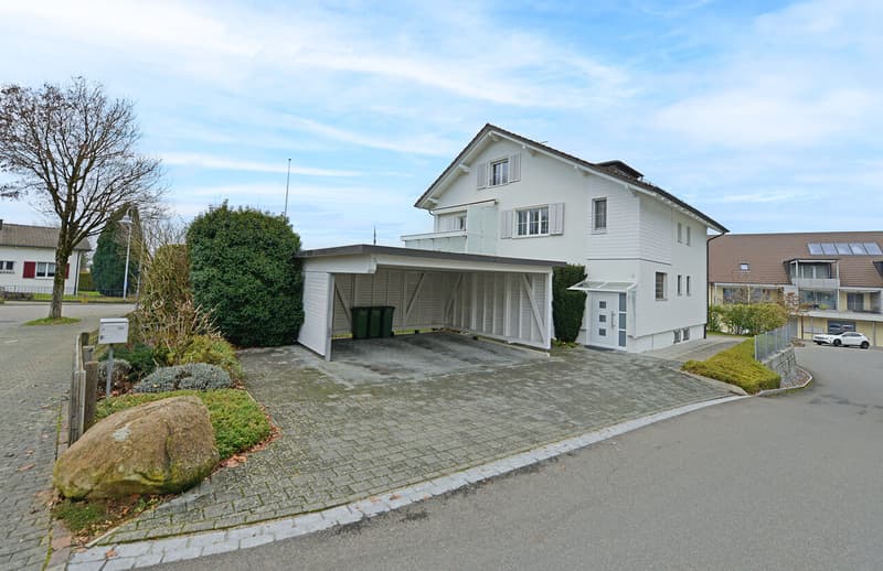 2 story house, brick, garage infront