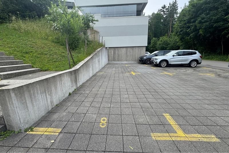 2 Aussenparkplätze zu Mieten (1)