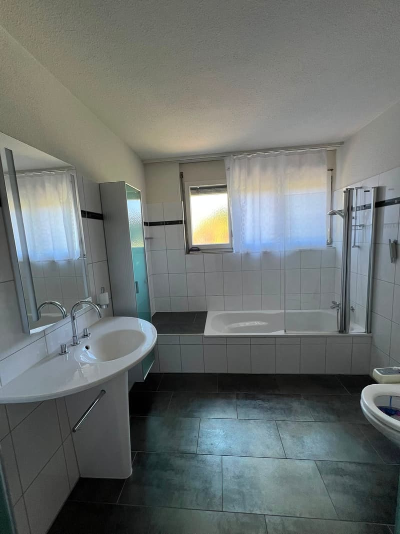 Charmante 3.5-Zimmerwohnung mit Balkon, Terrasse, Garten und herrlichem Bergblick in Kriens (8)