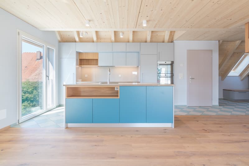 Moderne, lichtdurchflutete Dachwohnung mit Balkon in zentraler Lage in (6)