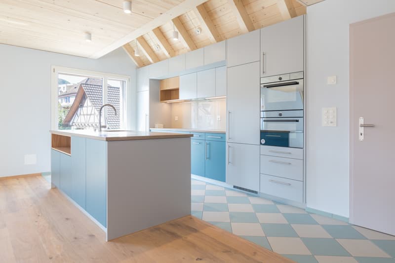 Moderne, lichtdurchflutete Dachwohnung mit Balkon in zentraler Lage in (5)