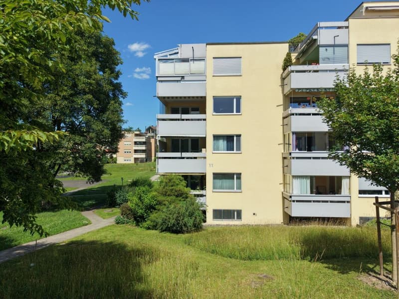 Gemütliche 3.5-Zimmer-Hochparterrewohnung mit zwei Balkonen an zentraler Lage (2)