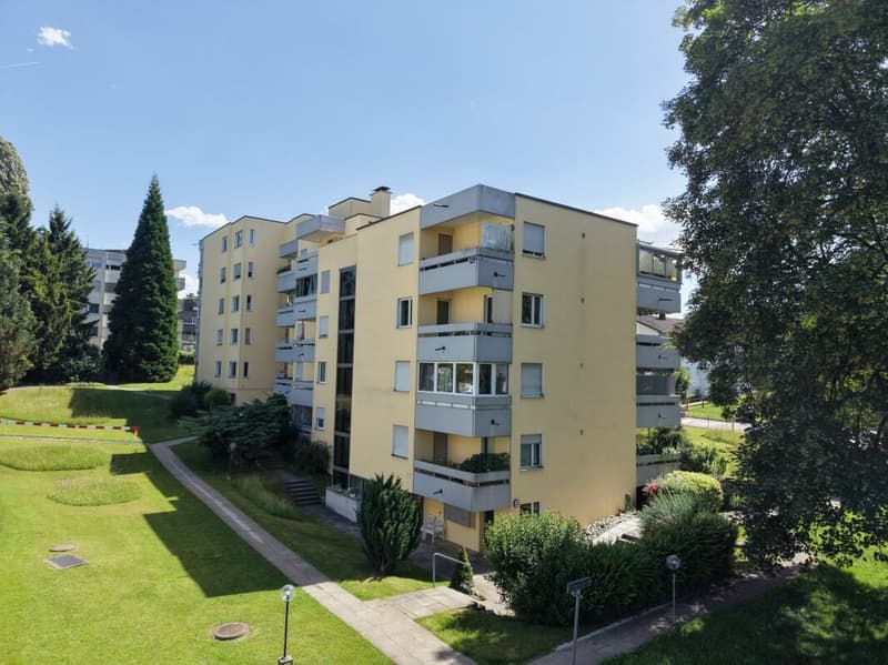 Gemütliche 3.5-Zimmer-Hochparterrewohnung mit zwei Balkonen an zentraler Lage (1)