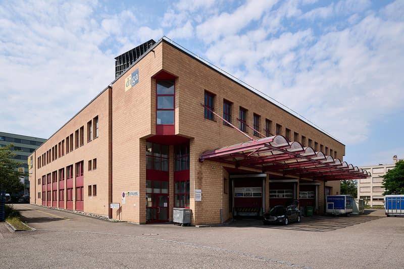 Entrepôt avec bureaux - travail efficace (6)